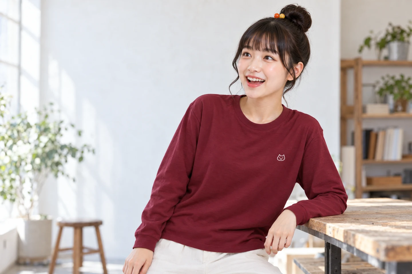 看板娘がバーガンディの長袖Tシャツを着て、自然に微笑む