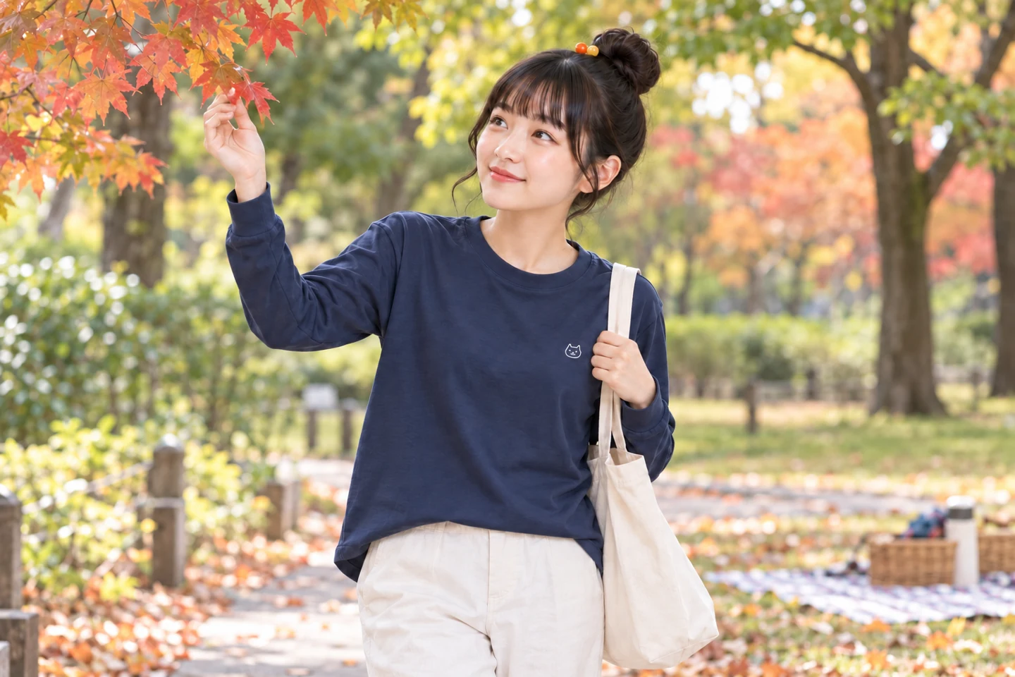 公園で紅葉を見ながらネイビーの長袖Tシャツを着る看板娘