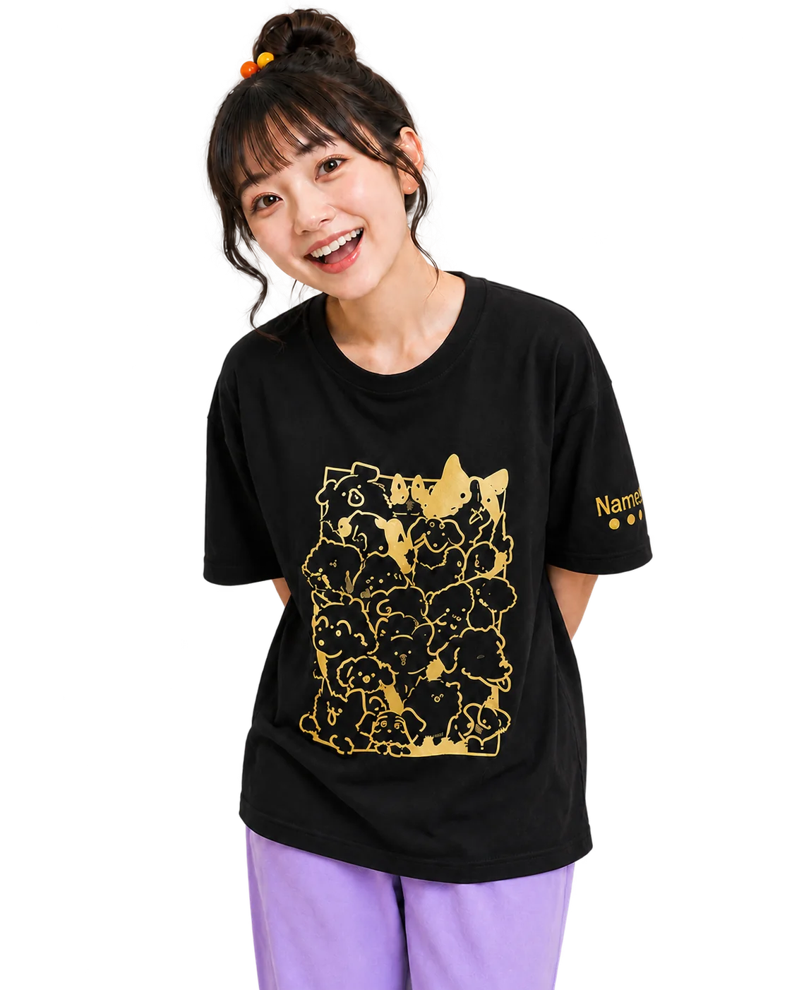 ゴールドのラバープリントを入れた黒いTシャツを着た看板娘