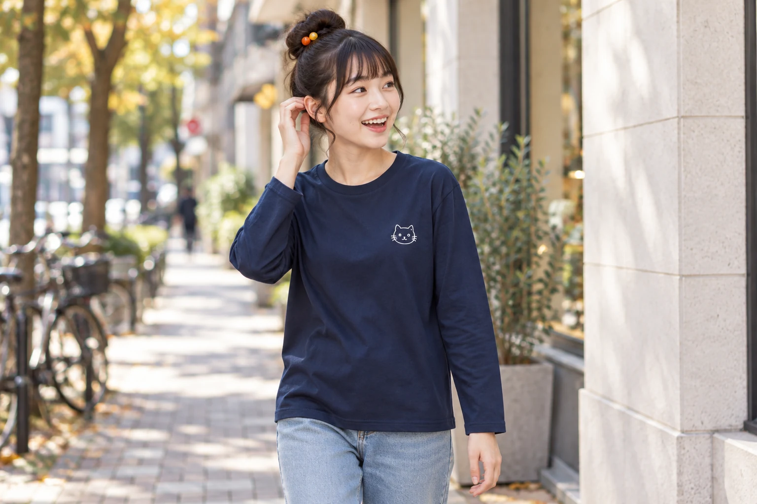 街中で長袖Tシャツを着る看板娘の着用イメージ